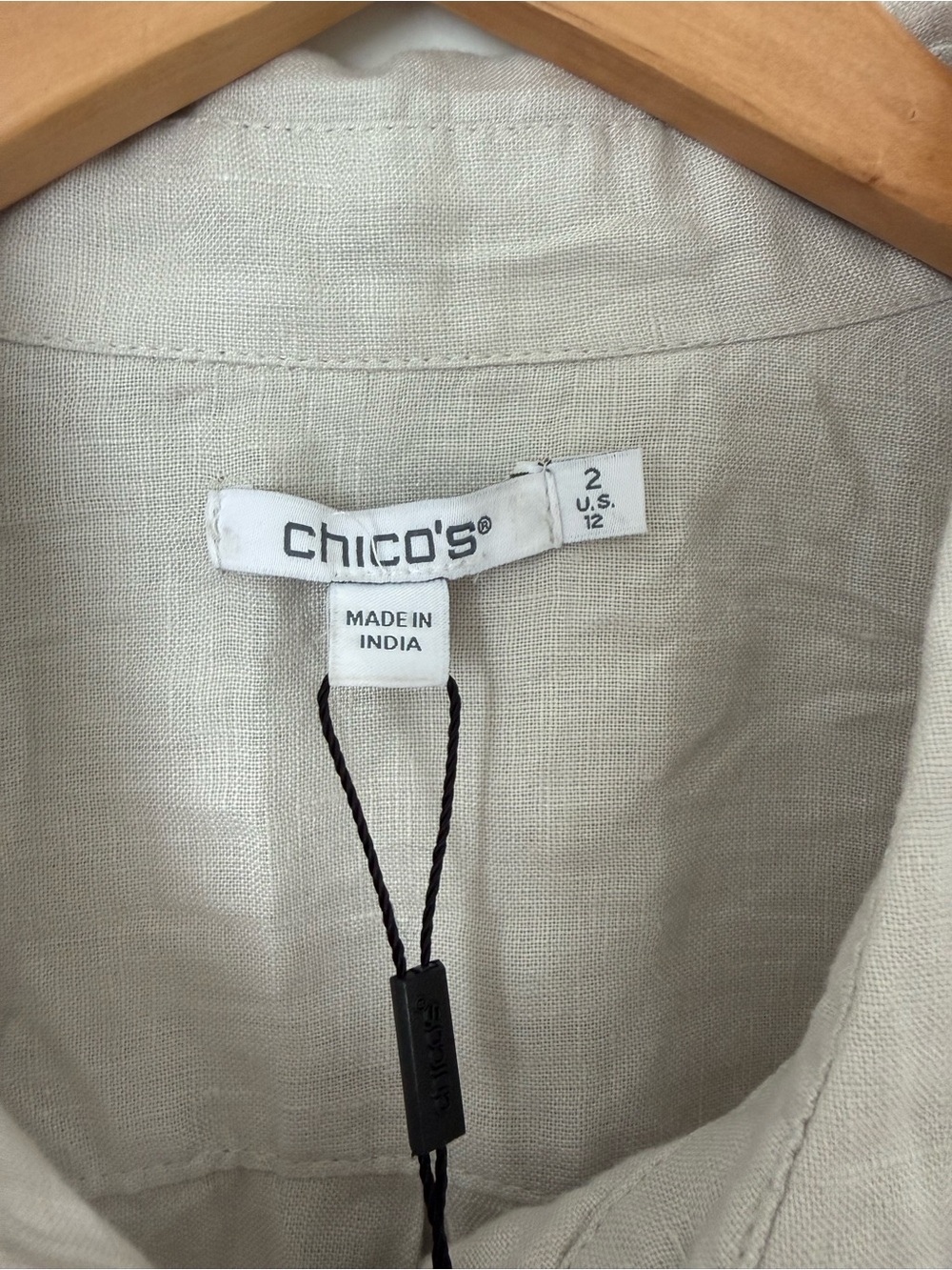 NWT Chico’s 100% Linen Button Front Shirt 3D Floral Beige Women Size 2- Large - Picture 5 of 9
